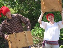 People dressed as voyageurs